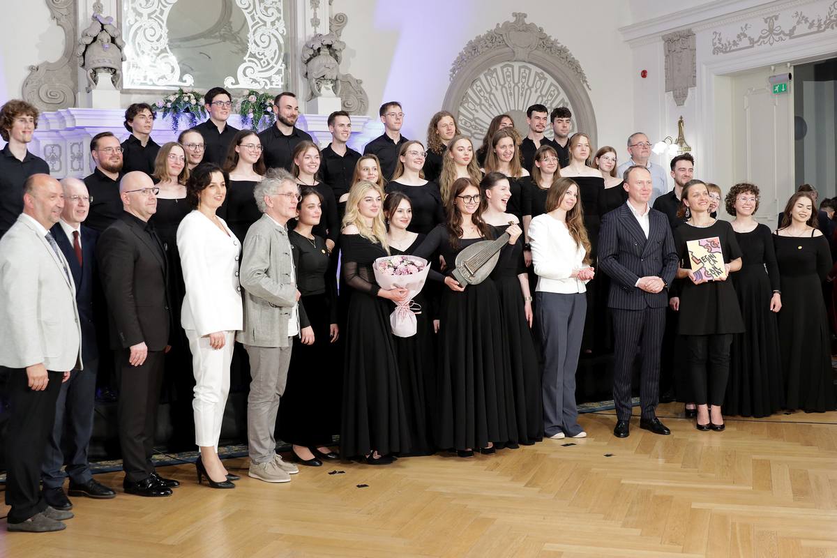 Chór Kameralny Akademii Muzycznej im. I. J. Paderewskiego w Poznaniu - wręczenie Lutni Chór Kameralny Akademii Muzycznej im. I. J. Paderewskiego w Poznaniu - wręczenie Lutni